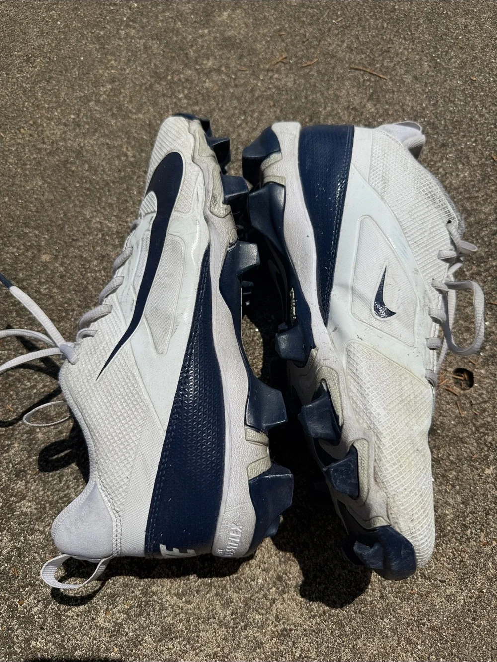 Nike mens alpha White & Navy Athletic football Cleats